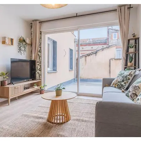 Bright And 2-bedroom Apartment, Parking And Wifi *