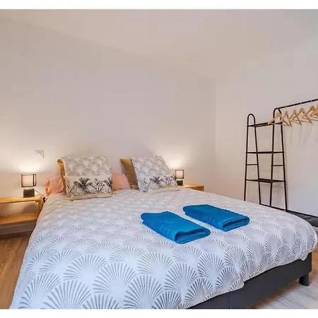 Bright And 2-bedroom Apartment, Parking And Wifi アパート *